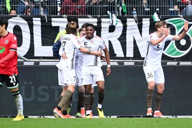 2 Bundesliga Hannover 06 FC St Pauli on 21 04 2024 at the HDI Arena in Hannover Cheering, goal celebration, goal scorer, goal scorer Oladapo Afolayan FC St Pauli cheers after his goal to 0 1 MT