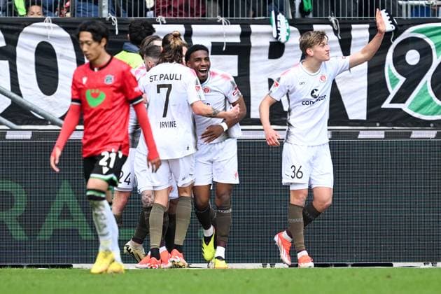 2 Bundesliga Hannover 06 FC St Pauli on 21 04 2024 at the HDI Arena in Hannover Cheering, goal celebration, goal scorer, goal scorer Oladapo Afolayan FC St Pauli cheers after his goal to 0 1 MT