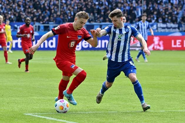21 04 2024, xsltx, Fussball 2 Bundesliga, Karlsruher SC Hertha BSC Berlin emspor, v l Marten Winkler Hertha BSC Berlin Leon Jensen Karlsruher SC KSC Zweikampf, Aktion, action, battle for the ball DFL DFB REGULATIONS PROHIBIT ANY USE OF PHOTOGRAPHS as IMAGE SEQUENCES and or QUASI VIDEO Karlsruhe