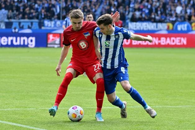 21 04 2024, xsltx, Fussball 2 Bundesliga, Karlsruher SC Hertha BSC Berlin emspor, v l Marten Winkler Hertha BSC Berlin Leon Jensen Karlsruher SC KSC Zweikampf, Aktion, action, battle for the ball DFL DFB REGULATIONS PROHIBIT ANY USE OF PHOTOGRAPHS as IMAGE SEQUENCES and or QUASI VIDEO Karlsruhe