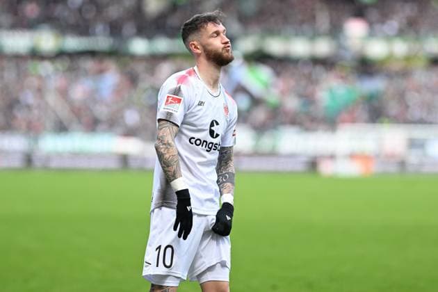 2 Bundesliga Hannover 06 FC St Pauli on 21 04 2024 at the HDI Arena in Hannover Marcel Hartel FC St Pauli dissatisfied, disappointed, disappointed, dejected MT