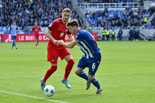21 04 2024, xsltx, Fussball 2 Bundesliga, Karlsruher SC Hertha BSC Berlin emspor, v l Marten Winkler Hertha BSC Berlin Leon Jensen Karlsruher SC KSC Zweikampf, Aktion, action, battle for the ball DFL DFB REGULATIONS PROHIBIT ANY USE OF PHOTOGRAPHS as IMAGE SEQUENCES and or QUASI VIDEO Karlsruhe