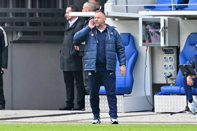 21 04 2024, xsltx, Fussball 2 Bundesliga, Karlsruher SC Hertha BSC Berlin emspor, v l coach Pal Dardai Hertha BSC Berlin gesticulates gives instructions with his arms gesticulate gives instructions, gesticulate DFL DFB REGULATIONS PROHIBIT ANY USE OF PHOTOGRAPHS as IMAGE SEQUENCES and or QUASI VIDEO Karlsruhe