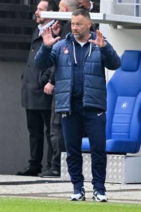 21 04 2024, xsltx, Fussball 2 Bundesliga, Karlsruher SC Hertha BSC Berlin emspor, v l coach Pal Dardai Hertha BSC Berlin gesticulates gives instructions with his arms gesticulate gives instructions, gesticulate DFL DFB REGULATIONS PROHIBIT ANY USE OF PHOTOGRAPHS as IMAGE SEQUENCES and or QUASI VIDEO Karlsruhe