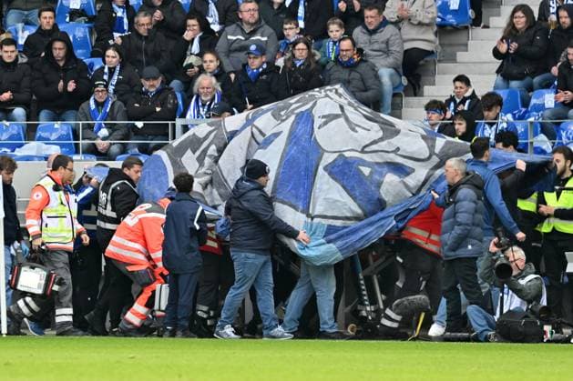 21 04 2024, xsltx, Fussball 2 Bundesliga, Karlsruher SC Hertha BSC Berlin emspor, v l emergency medical intervention a Karlsruhe fan fell from the parapet and had to be treated and transported away DFL DFB REGULATIONS PROHIBIT ANY USE OF PHOTOGRAPHS as IMAGE SEQUENCES and or QUASI VIDEO Karlsruhe