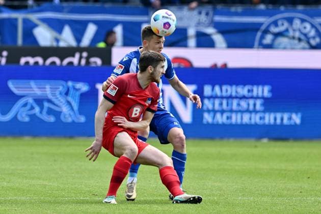 21 04 2024, xsltx, Fußball 2 Bundesliga, Karlsruher SC Hertha BSC Berlin emspor, v l Jonjoe Kenny Hertha BSC Berlin Philip Heise Karlsruher SC KSC Zweikampf, Aktion, action, battle for the ball DFL DFB REGULATIONS PROHIBIT ANY USE OF PHOTOGRAPHS as IMAGE SEQUENCES and or QUASI VIDEO Karlsruhe