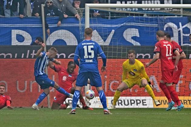 21 04 2024, xsltx, Fussball 2 Bundesliga, Karlsruher SC Hertha BSC Berlin emspor, v l Marco Thiede Karlsruher SC KSC erzielt das Tor zum scores the goal 1 0 Tjark Ernst Hertha BSC Berlin DFL DFB REGULATIONS PROHIBIT ANY USE OF PHOTOGRAPHS as IMAGE SEQUENCES and or QUASI VIDEO Karlsruhe