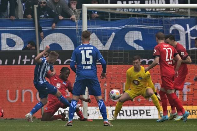 21 04 2024, xsltx, Fussball 2 Bundesliga, Karlsruher SC Hertha BSC Berlin emspor, v l Marco Thiede Karlsruher SC KSC erzielt das Tor zum scores the goal 1 0 Tjark Ernst Hertha BSC Berlin DFL DFB REGULATIONS PROHIBIT ANY USE OF PHOTOGRAPHS as IMAGE SEQUENCES and or QUASI VIDEO Karlsruhe