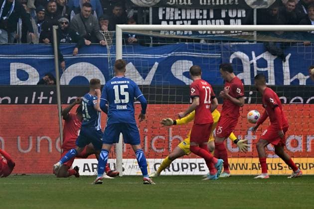 21 04 2024, xsltx, Fussball 2 Bundesliga, Karlsruher SC Hertha BSC Berlin emspor, v l Marco Thiede Karlsruher SC KSC erzielt das Tor zum scores the goal 1 0 Tjark Ernst Hertha BSC Berlin DFL DFB REGULATIONS PROHIBIT ANY USE OF PHOTOGRAPHS as IMAGE SEQUENCES and or QUASI VIDEO Karlsruhe