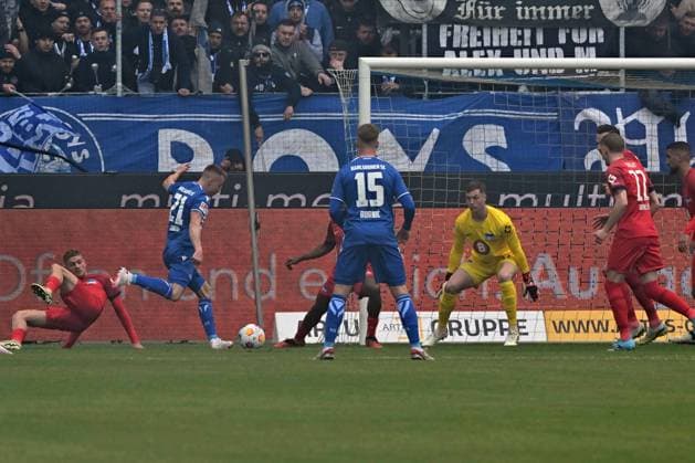 21 04 2024, xsltx, Fussball 2 Bundesliga, Karlsruher SC Hertha BSC Berlin emspor, v l Marco Thiede Karlsruher SC KSC erzielt das Tor zum scores the goal 1 0 Tjark Ernst Hertha BSC Berlin DFL DFB REGULATIONS PROHIBIT ANY USE OF PHOTOGRAPHS as IMAGE SEQUENCES and or QUASI VIDEO Karlsruhe