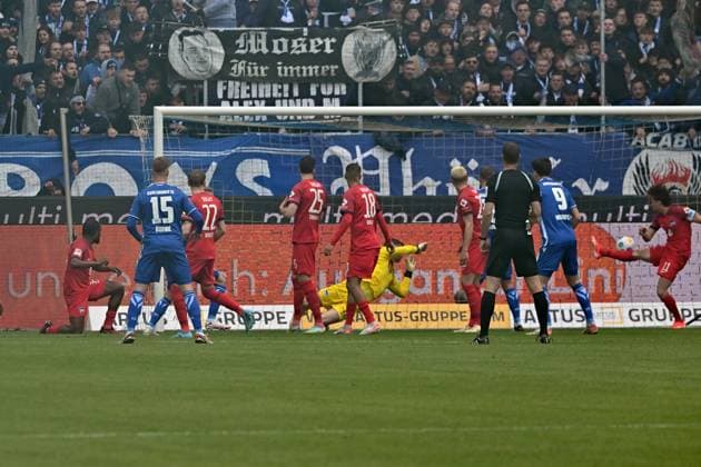 21 04 2024, xsltx, Fussball 2 Bundesliga, Karlsruher SC Hertha BSC Berlin emspor, v l Marco Thiede Karlsruher SC KSC erzielt das Tor zum scores the goal 1 0 Tjark Ernst Hertha BSC Berlin DFL DFB REGULATIONS PROHIBIT ANY USE OF PHOTOGRAPHS as IMAGE SEQUENCES and or QUASI VIDEO Karlsruhe