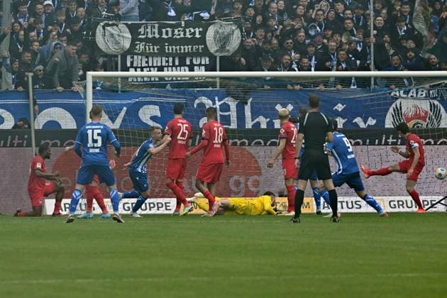 21 04 2024, xsltx, Fussball 2 Bundesliga, Karlsruher SC Hertha BSC Berlin emspor, v l Marco Thiede Karlsruher SC KSC erzielt das Tor zum scores the goal 1 0 Tjark Ernst Hertha BSC Berlin DFL DFB REGULATIONS PROHIBIT ANY USE OF PHOTOGRAPHS as IMAGE SEQUENCES and or QUASI VIDEO Karlsruhe