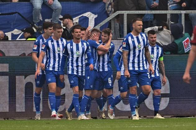 21 04 2024, xsltx, Fußball 2 Bundesliga, Karlsruher SC Hertha BSC Berlin emspor, v l Torjubel nach dem Tor zum celebrating the goal celebrate 1 0 durch Marco Thiede Karlsruher SC KSC DFL DFB REGULATIONS PROHIBIT ANY USE OF PHOTOGRAPHS as IMAGE SEQUENCES and or QUASI VIDEO Karlsruhe