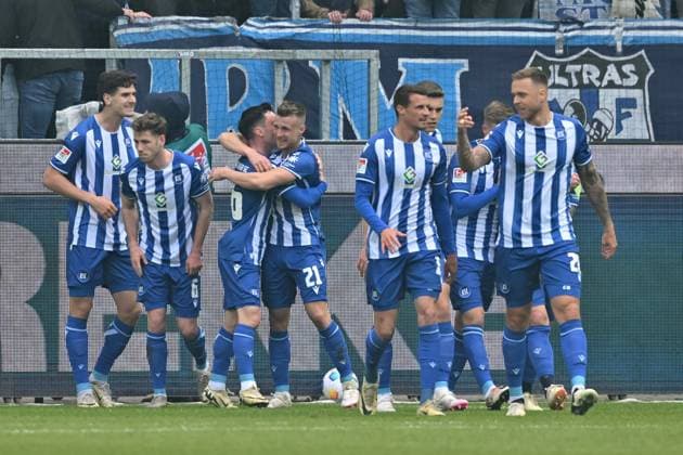 21 04 2024, xsltx, Fußball 2 Bundesliga, Karlsruher SC Hertha BSC Berlin emspor, v l Torjubel nach dem Tor zum celebrating the goal celebrate 1 0 durch Marco Thiede Karlsruher SC KSC DFL DFB REGULATIONS PROHIBIT ANY USE OF PHOTOGRAPHS as IMAGE SEQUENCES and or QUASI VIDEO Karlsruhe