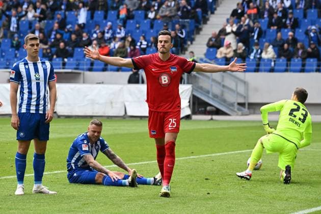 21 04 2024, xsltx, Fußball 2 Bundesliga, Karlsruher SC Hertha BSC Berlin emspor, v l Torjubel nach dem Tor zum celebrating the goal celebrate Haris Tabakovic Hertha BSC Berlin 1 1 DFL DFB REGULATIONS PROHIBIT ANY USE OF PHOTOGRAPHS as IMAGE SEQUENCES and or QUASI VIDEO Karlsruhe