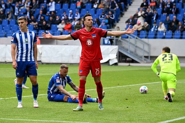 21 04 2024, xsltx, Fußball 2 Bundesliga, Karlsruher SC Hertha BSC Berlin emspor, v l Torjubel nach dem Tor zum celebrating the goal celebrate Haris Tabakovic Hertha BSC Berlin 1 1 DFL DFB REGULATIONS PROHIBIT ANY USE OF PHOTOGRAPHS as IMAGE SEQUENCES and or QUASI VIDEO Karlsruhe