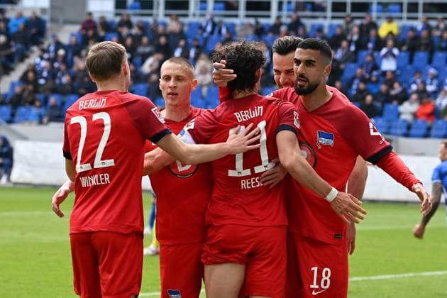 21 04 2024, xsltx, Soccer 2 Bundesliga, Karlsruher SC Hertha BSC Berlin emspor, v l Goal celebration after the goal to celebrate the goal celebrate Haris Tabakovic Hertha BSC Berlin 1 1 with Palko Dardai Hertha BSC Berlin Aymen Barkok Hertha BSC Berlin Marten Winkler Hertha BSC Berlin Fabian Reese Hertha BSC Berlin DFL DFB REGULATIONS PROHIBIT ANY USE OF PHOTOGRAPHS as IMAGE SEQUENCES and or QUASI VIDEO Karlsruhe