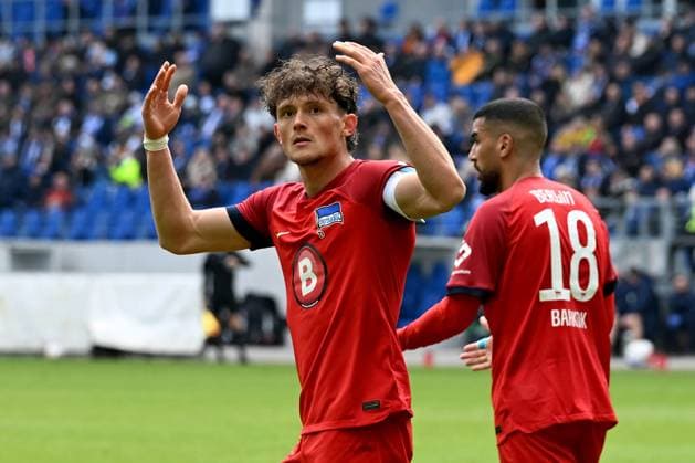 21 04 2024, xsltx, Fußball 2 Bundesliga, Karlsruher SC Hertha BSC Berlin emspor, v l Torjubel nach dem Tor zum celebrating the goal celebrate Haris Tabakovic Hertha BSC Berlin 1 1 mit Fabian Reese Hertha BSC Berlin DFL DFB REGULATIONS PROHIBIT ANY USE OF PHOTOGRAPHS as IMAGE SEQUENCES and or QUASI VIDEO Karlsruhe