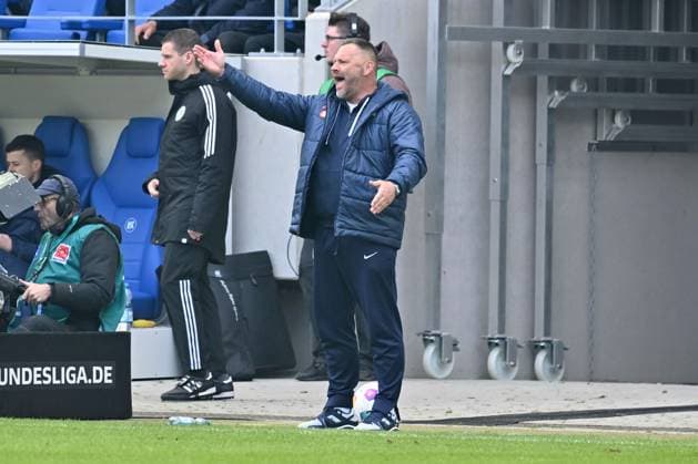 21 04 2024, xsltx, Fussball 2 Bundesliga, Karlsruher SC Hertha BSC Berlin emspor, v l coach Pal Dardai Hertha BSC Berlin gesticulates gives instructions with his arms gesticulate gives instructions, gesticulate DFL DFB REGULATIONS PROHIBIT ANY USE OF PHOTOGRAPHS as IMAGE SEQUENCES and or QUASI VIDEO Karlsruhe