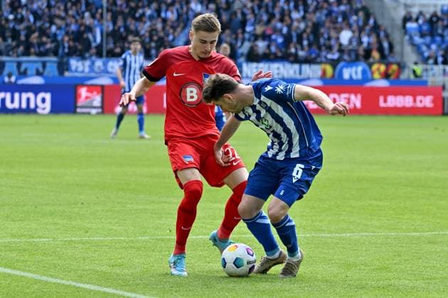 21 04 2024, xsltx, Fussball 2 Bundesliga, Karlsruher SC Hertha BSC Berlin emspor, v l Marten Winkler Hertha BSC Berlin Leon Jensen Karlsruher SC KSC Zweikampf, Aktion, action, battle for the ball DFL DFB REGULATIONS PROHIBIT ANY USE OF PHOTOGRAPHS as IMAGE SEQUENCES and or QUASI VIDEO Karlsruhe