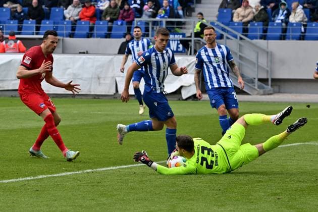 21 04 2024, xsltx, Fußball 2 Bundesliga, Karlsruher SC Hertha BSC Berlin emspor, v l Haris Tabakovic Hertha BSC Berlin Patrick Drewes Karlsruher SC KSC Zweikampf, Aktion, action, battle for the ball DFL DFB REGULATIONS PROHIBIT ANY USE OF PHOTOGRAPHS as IMAGE SEQUENCES and or QUASI VIDEO Karlsruhe
