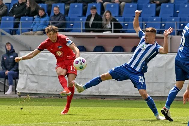 21 04 2024, xsltx, Fußball 2 Bundesliga, Karlsruher SC Hertha BSC Berlin emspor, v l Fabian Reese Hertha BSC Berlin Marco Thiede Karlsruher SC KSC Zweikampf, Aktion, action, battle for the ball DFL DFB REGULATIONS PROHIBIT ANY USE OF PHOTOGRAPHS as IMAGE SEQUENCES and or QUASI VIDEO Karlsruhe