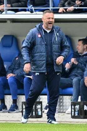 21 04 2024, xsltx, Fussball 2 Bundesliga, Karlsruher SC Hertha BSC Berlin emspor, v l coach Pal Dardai Hertha BSC Berlin gesticulates gives instructions with his arms gesticulate gives instructions, gesticulate DFL DFB REGULATIONS PROHIBIT ANY USE OF PHOTOGRAPHS as IMAGE SEQUENCES and or QUASI VIDEO Karlsruhe