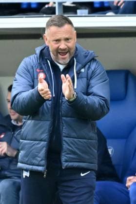 21 04 2024, xsltx, Fussball 2 Bundesliga, Karlsruher SC Hertha BSC Berlin emspor, v l coach Pal Dardai Hertha BSC Berlin gesticulates gives instructions with his arms gesticulate gives instructions, gesticulate DFL DFB REGULATIONS PROHIBIT ANY USE OF PHOTOGRAPHS as IMAGE SEQUENCES and or QUASI VIDEO Karlsruhe