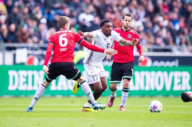 21 04 2024 Soccer, 2023 2024, 1 Bundesliga, Matchday 30, Hannover 96 FC St Pauli L R Fabian Kunze Hannover , Oladapo Afolayan Pauli DFL REGULATIONS PROHIBIT ANY USE OF PHOTOGRAPHS AS IMAGE SEQUENCES AND OR QUASI VIDEO