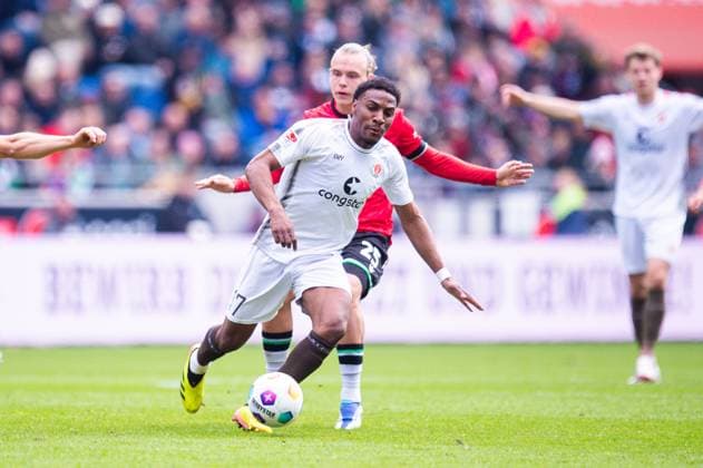 21 04 2024 Soccer, 2023 2024, 1 Bundesliga, Matchday 30, Hannover 96 FC St Pauli L R Oladapo Afolayan Pauli , Lars Gindorf Hannover DFL REGULATIONS PROHIBIT ANY USE OF PHOTOGRAPHS AS IMAGE SEQUENCES AND OR QUASI VIDEO