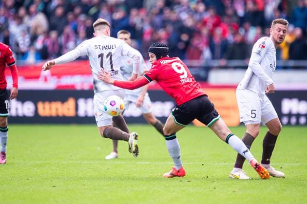 21 04 2024 Soccer, 2023 2024, 1 Bundesliga, Matchday 30, Hannover 96 FC St Pauli L R Johannes Eggestein Pauli , Nicolo Tresoldi Hannover DFL REGULATIONS PROHIBIT ANY USE OF PHOTOGRAPHS AS IMAGE SEQUENCES AND OR QUASI VIDEO