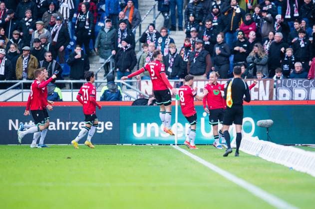 21 04 2024 Soccer, 2023 2024, 1 Bundesliga, Matchday 30, Hannover 96 FC St Pauli Jubeltraube nach dem Tor zum 1 1 von R Lars Gindorf Hannover , M Phil Neumann Hannover DFL REGULATIONS PROHIBIT ANY USE OF PHOTOGRAPHS AS IMAGE SEQUENCES AND OR QUASI VIDEO