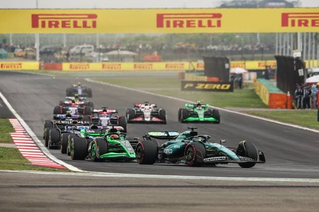 18 STROLL Lance (can), Aston Martin F1 Team AMR24, action 77 BOTTAS Valtteri (fin), Stake F1 Team Kick Sauber C44, action during the Formula 1 Lenovo Chinese Grand Prix 2024, 5th round of the 2024 Formula One World Championship, WM, Weltmeisterschaft from April 19 to 21, 2024 on the Shanghai International Circuit, in Shanghai, China - F1 - CHINESE GRAND PRIX 2024 DPPI Panoramic 240421_R05_CHINA_DP_XB3_4866