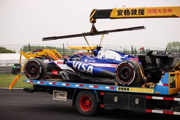 22 TSUNODA Yuki (jap), Visa Cash App RB F1 Team VCARB 01, action crash, accident, during the Formula 1 Lenovo Chinese Grand Prix 2024, 5th round of the 2024 Formula One World Championship, WM, Weltmeisterschaft from April 19 to 21, 2024 on the Shanghai International Circuit, in Shanghai, China - F1 - CHINESE GRAND PRIX 2024 DPPI Panoramic 240421_R05_CHINA_DP_XB5_4578