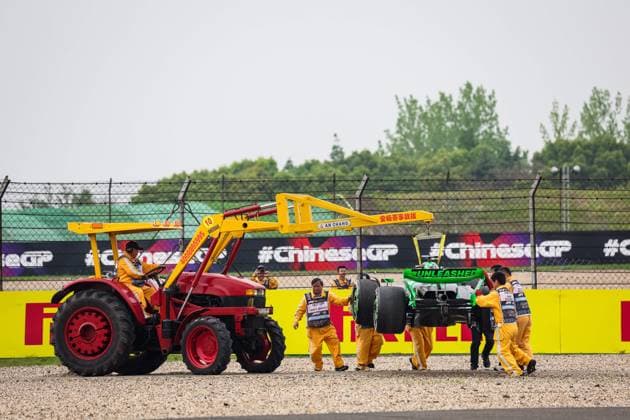 Marshalls evacuating the car of BOTTAS Valtteri (fin), Stake F1 Team Kick Sauber C44, during the Formula 1 Lenovo Chinese Grand Prix 2024, 5th round of the 2024 Formula One World Championship, WM, Weltmeisterschaft from April 19 to 21, 2024 on the Shanghai International Circuit, in Shanghai, China - F1 - CHINESE GRAND PRIX 2024 DPPI Panoramic  240421_R05_CHINA_DP_FGOO2136