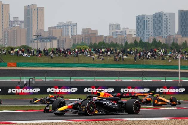 01 VERSTAPPEN Max (nld), Red Bull Racing RB20, 04 NORRIS Lando (gbr), McLaren F1 Team MCL38, 11 PEREZ Sergio (mex), Red Bull Racing RB20, action during the Formula 1 Lenovo Chinese Grand Prix 2024, 5th round of the 2024 Formula One World Championship, WM, Weltmeisterschaft from April 19 to 21, 2024 on the Shanghai International Circuit, in Shanghai, China - F1 - CHINESE GRAND PRIX 2024 DPPI Panoramic 240421_R05_CHINA_DP_FGOO2542