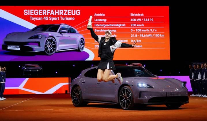 Bilder des Jahres 2024, Sport 04 April Sport Themen der Woche KW16 Sport Bilder des Tages 21.04.2024, Deutschland, Stuttgart, Porsche Tennis Grand Prix 2024, Finale, Elena Rybakina (KAZ) springt mit dem Pokal vor ihrem Siegerfahrzeug Taycab 4S Turismo in die Luft *** 21 04 2024, Germany, Stuttgart, Porsche Tennis Grand Prix 2024, Final, Elena Rybakina KAZ jumps into the air with the trophy in front of her winning car Taycab 4S Sport Turismo