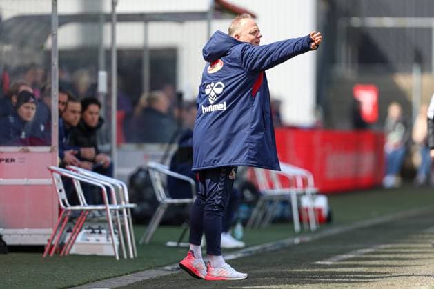 Coach Daniel Weber 1 FC Koeln gestures, Womens Bundesliga, 1 FC Koeln SC Freiburg, Franz Kremer Stadion on April 21, 2024 in Cologne, Germany Photo by Oliver Kaelke DeFodi Images Coach Daniel Weber 1 FC Koeln gestures, Womens Bundesliga, 1 FC Koeln SC Freiburg, Franz Kremer Stadion on April 21, 2024 in Cologne, Germany Photo by Oliver Kaelke DeFodi Images Defodi 678 2024 04 121 OK FCKSCF 0548 Defodi-678
