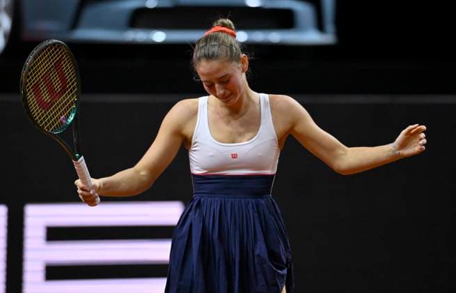 Marta Kostyuk UKR disappointed Gesture Gesture Tennis Ladies Porsche Cup Porsche Tennis Grand Prix GP Stuttgart 2024 Porsche Arena 21 04 2024 DFL REGULATIONS PROHIBIT ANY USE OF PHOTOGRAPHS AS IMAGE SEQUENCES AND OR QUASI VIDEO Porsche Tennis Grand Prix GP Stuttgart 2024
