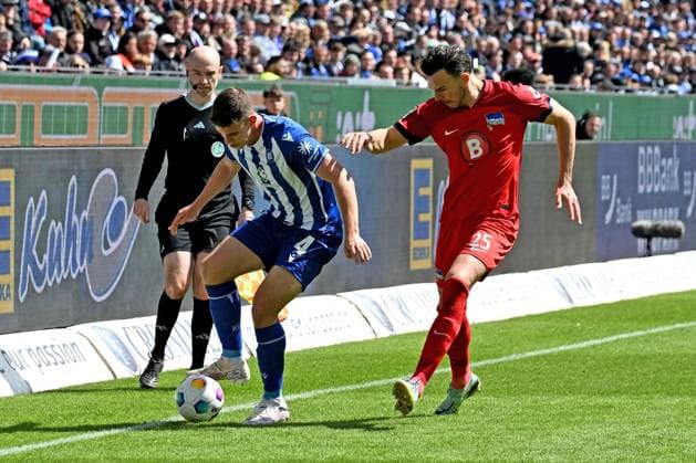 21 04 2024, xsltx, Fußball 2 Bundesliga, Karlsruher SC Hertha BSC Berlin emspor, v l Marcel Beifus Karlsruher SC KSC Haris Tabakovic Hertha BSC Berlin Zweikampf, Aktion, action, battle for the ball DFL DFB REGULATIONS PROHIBIT ANY USE OF PHOTOGRAPHS as IMAGE SEQUENCES and or QUASI VIDEO Karlsruhe