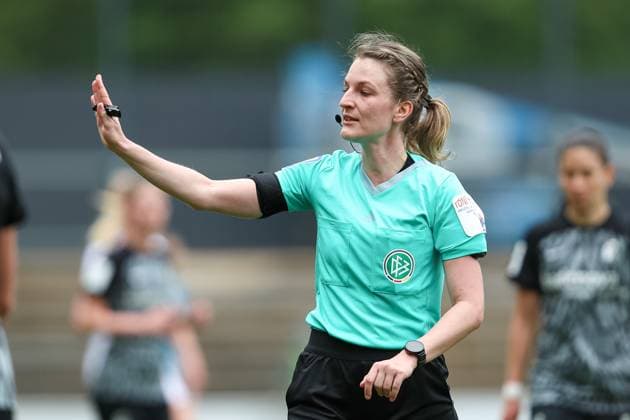 Referee Miriam Schwermer gestures, Womens Bundesliga, 1 FC Koeln SC Freiburg, Franz Kremer Stadion on April 21, 2024 in Cologne, Germany Photo by Oliver Kaelke DeFodi Images Referee Miriam Schwermer gestures, Womens Bundesliga, 1 FC Koeln SC Freiburg, Franz Kremer Stadion on April 21, 2024 in Cologne, Germany Photo by Oliver Kaelke DeFodi Images Defodi 678 2024 04 121 OK FCKSCF 0898 Defodi-678