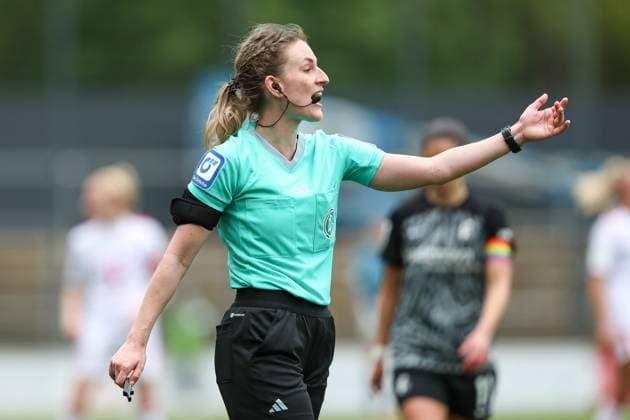 Referee Miriam Schwermer gestures, Womens Bundesliga, 1 FC Koeln SC Freiburg, Franz Kremer Stadion on April 21, 2024 in Cologne, Germany Photo by Oliver Kaelke DeFodi Images Referee Miriam Schwermer gestures, Womens Bundesliga, 1 FC Koeln SC Freiburg, Franz Kremer Stadion on April 21, 2024 in Cologne, Germany Photo by Oliver Kaelke DeFodi Images Defodi 678 2024 04 121 OK FCKSCF 0907 Defodi-678