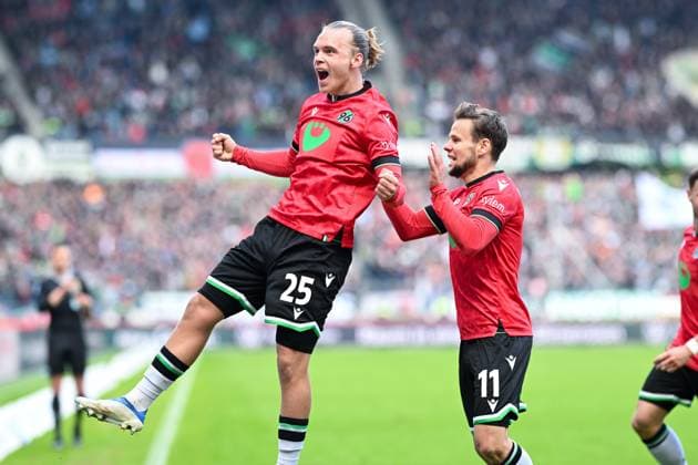 2 Bundesliga Hannover 06 FC St Pauli on 21 04 2024 at the HDI Arena in Hannover Cheering, goal celebration, goal scorer, goal scorer Lars Gindorf Hannover cheers after his goal for 1 1 MT