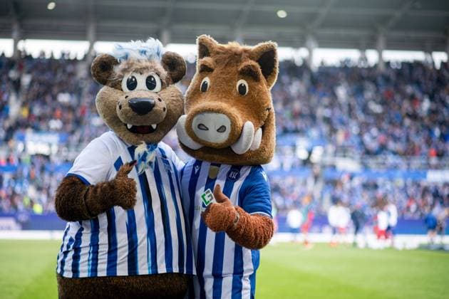 Sport Bilder des Tages Maskottchen Herthinho und Willi Wildpark feiern die Fanfreundschaft, GER, Karlsruher SC (KSC) vs Hertha BSC Berlin (BSC), Fussball 2. Bundesliga, 30. Spieltag, Saison 2023 2024, 21.04.2024 DFB DFL regulations prohibit any use of photographs as image sequences and or quasi-video GER, Karlsruher SC (KSC) vs Hertha BSC Berlin (BSC), Fussball 2. Bundesliga, 30. Spieltag, Saison 2023 2024, 21.04.2024 Karlsruhe *** Mascot Herthinho and Willi Wildpark celebrate fan friendship, GER, Karlsruher SC KSC vs Hertha BSC Berlin BSC , Soccer 2 Bundesliga, Matchday 30, Season 2023 2024, 21 04 2024 DFB DFL regulations prohibit any use of photographs as image sequences and or quasi video GER, Karlsruher SC KSC vs Hertha BSC Berlin BSC , Soccer 2 Bundesliga, Matchday 30, Season 2023 2024, 21 04 2024 Karlsruhe Copyright: xEibner-Pressefoto Memmlerx EP_MMR