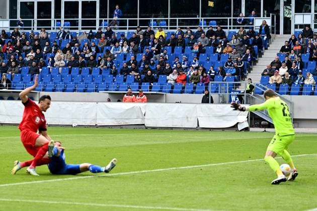 21 04 2024, xsltx, Soccer 2 Bundesliga, Karlsruher SC Hertha BSC Berlin emspor, v l Haris Tabakovic Hertha BSC Berlin scores the goal 1 1 Patrick Drewes Karlsruher SC KSC DFL DFB REGULATIONS PROHIBIT ANY USE OF PHOTOGRAPHS as IMAGE SEQUENCES and or QUASI VIDEO Karlsruhe