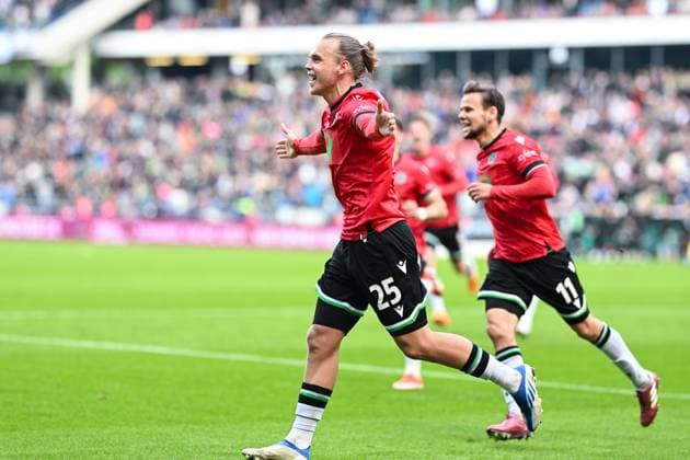 2 Bundesliga Hannover 06 FC St Pauli on 21 04 2024 at the HDI Arena in Hannover Cheering, goal celebration, goal scorer, goal scorer Lars Gindorf Hannover cheers after his goal for 1 1 MT