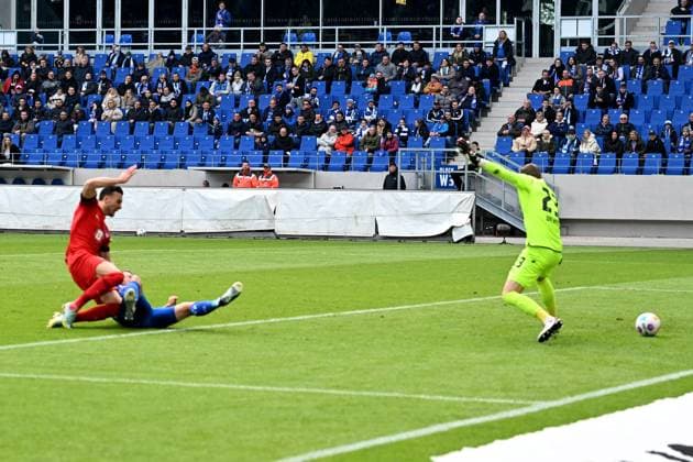 21 04 2024, xsltx, Soccer 2 Bundesliga, Karlsruher SC Hertha BSC Berlin emspor, v l Haris Tabakovic Hertha BSC Berlin scores the goal 1 1 Patrick Drewes Karlsruher SC KSC DFL DFB REGULATIONS PROHIBIT ANY USE OF PHOTOGRAPHS as IMAGE SEQUENCES and or QUASI VIDEO Karlsruhe