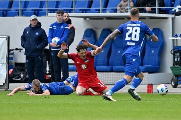 21 04 2024, xsltx, Fussball 2 Bundesliga, Karlsruher SC Hertha BSC Berlin emspor, v l Marco Thiede Karlsruher SC KSC Fabian Reese Hertha BSC Berlin Zweikampf, Aktion, action, battle for the ball DFL DFB REGULATIONS PROHIBIT ANY USE OF PHOTOGRAPHS as IMAGE SEQUENCES and or QUASI VIDEO Karlsruhe