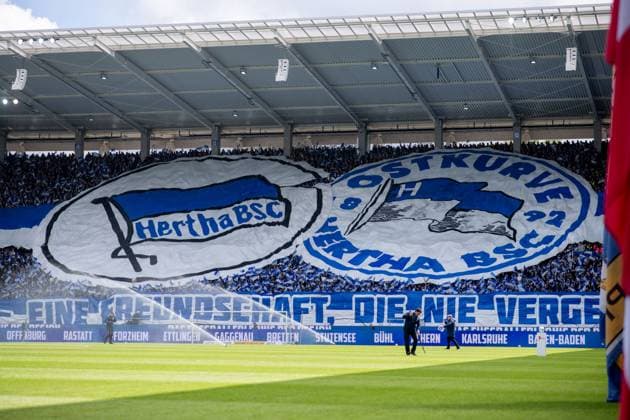 Fan friendship between KSC and Hertha is celebrated with joint choreography, GER, Karlsruher SC KSC vs Hertha BSC Berlin BSC , Soccer 2 Bundesliga, Matchday 30, Season 2023 2024, 21 04 2024 DFB DFL regulations prohibit any use of photographs as image sequences and or quasi video GER, Karlsruher SC KSC vs Hertha BSC Berlin BSC , Soccer 2 Bundesliga, Matchday 30, Season 2023 2024, 21 04 2024 Karlsruhe Copyright: xEibner-Pressefoto Memmlerx EP_MMR