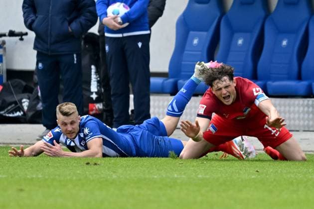 21 04 2024, xsltx, Fussball 2 Bundesliga, Karlsruher SC Hertha BSC Berlin emspor, v l Marco Thiede Karlsruher SC KSC Fabian Reese Hertha BSC Berlin Zweikampf, Aktion, action, battle for the ball DFL DFB REGULATIONS PROHIBIT ANY USE OF PHOTOGRAPHS as IMAGE SEQUENCES and or QUASI VIDEO Karlsruhe